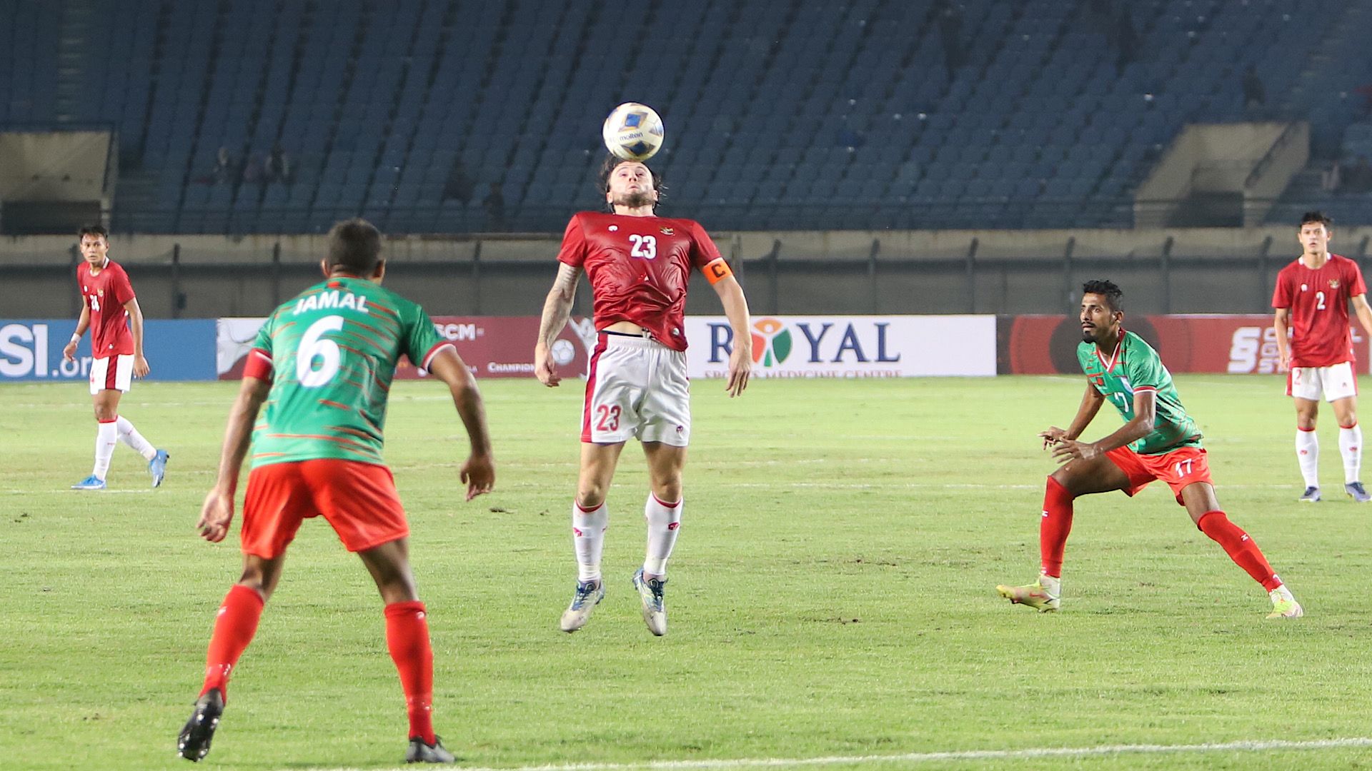 Aksi pemain timnas Indonesia, Marc Klok, saat menghadapi Bangladesh di Stadion Si Jalak Harupat, Soreang, Bandung, Rabu (1/6/2022) malam WIB.
