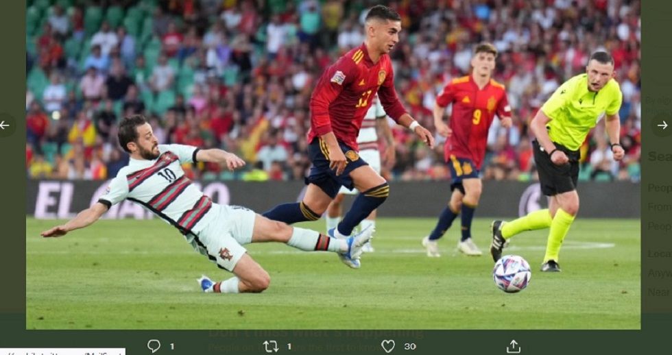 Aksi Ferran Torres saat menggiring bola dan dijegal Bernardo Silva dalam laga Spanyol vs Portugal di UEFA Nations League, Jumat (3/6/2022) dini hari WIB.