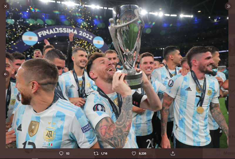 Lionel Messi mengangkat trofi Finalissima 2022 usai mengalahkan Italia 3-0 di Stadion Wembley, Kamis (2/6/2022) dini hari WIB. 