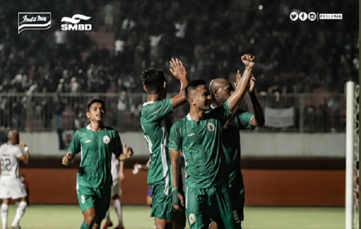 Winger PSS Sleman, Hambali Tolib (depan) merayakan golnya ke gawang Bali United walau akhirnya skuad Elang Jawa kalah dalam uji coba di Stadion Maguwoharjo pada 4 Juni 2022.
