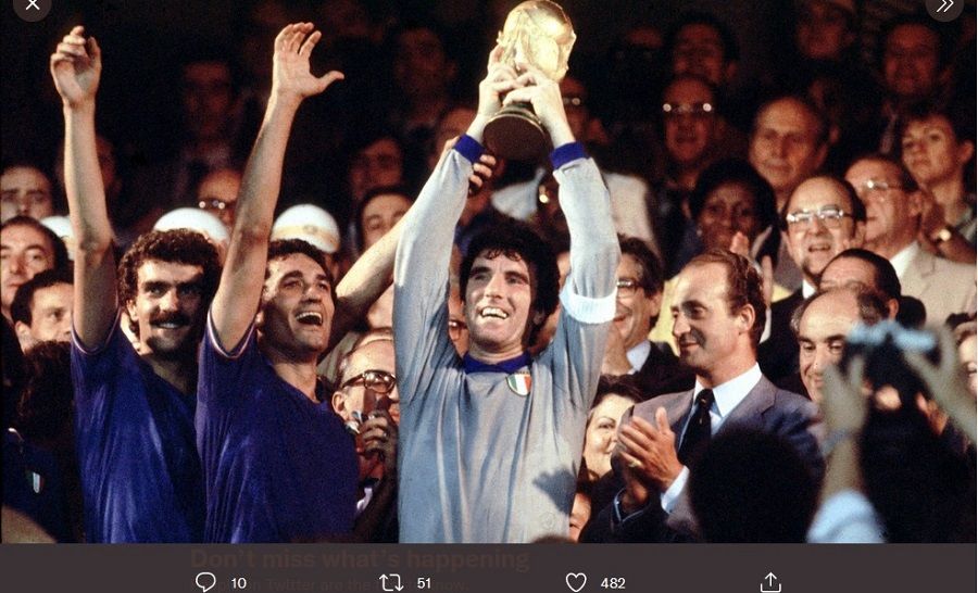 Kapten timnas Italia di Piala Dunia 1982, Dino Zoff, merayakan gelar setelah mengalahkan Jerman Barat di final.