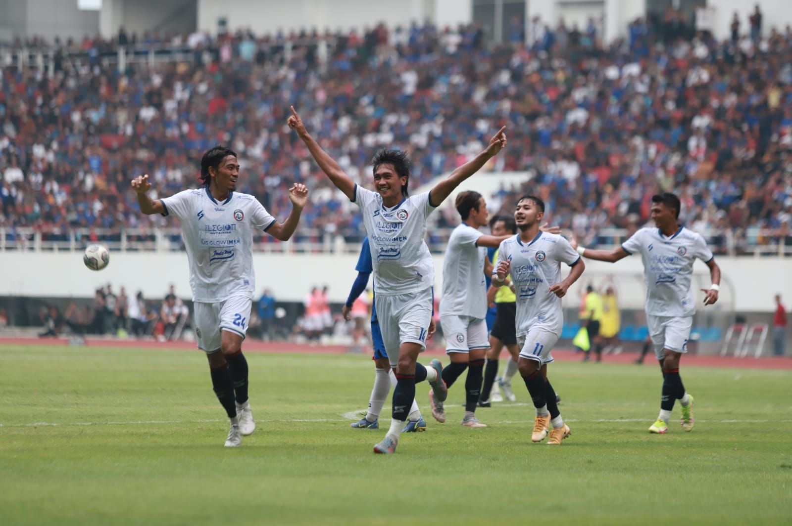 Gelandang Jayus Hariono (tengah) bersama Andik Rendika Rama (kiri) merayakan gol Arema FC ke gawang PSIS Semarang saat uji coba di Stadion Jatidiri pada 4 Juni 2022.