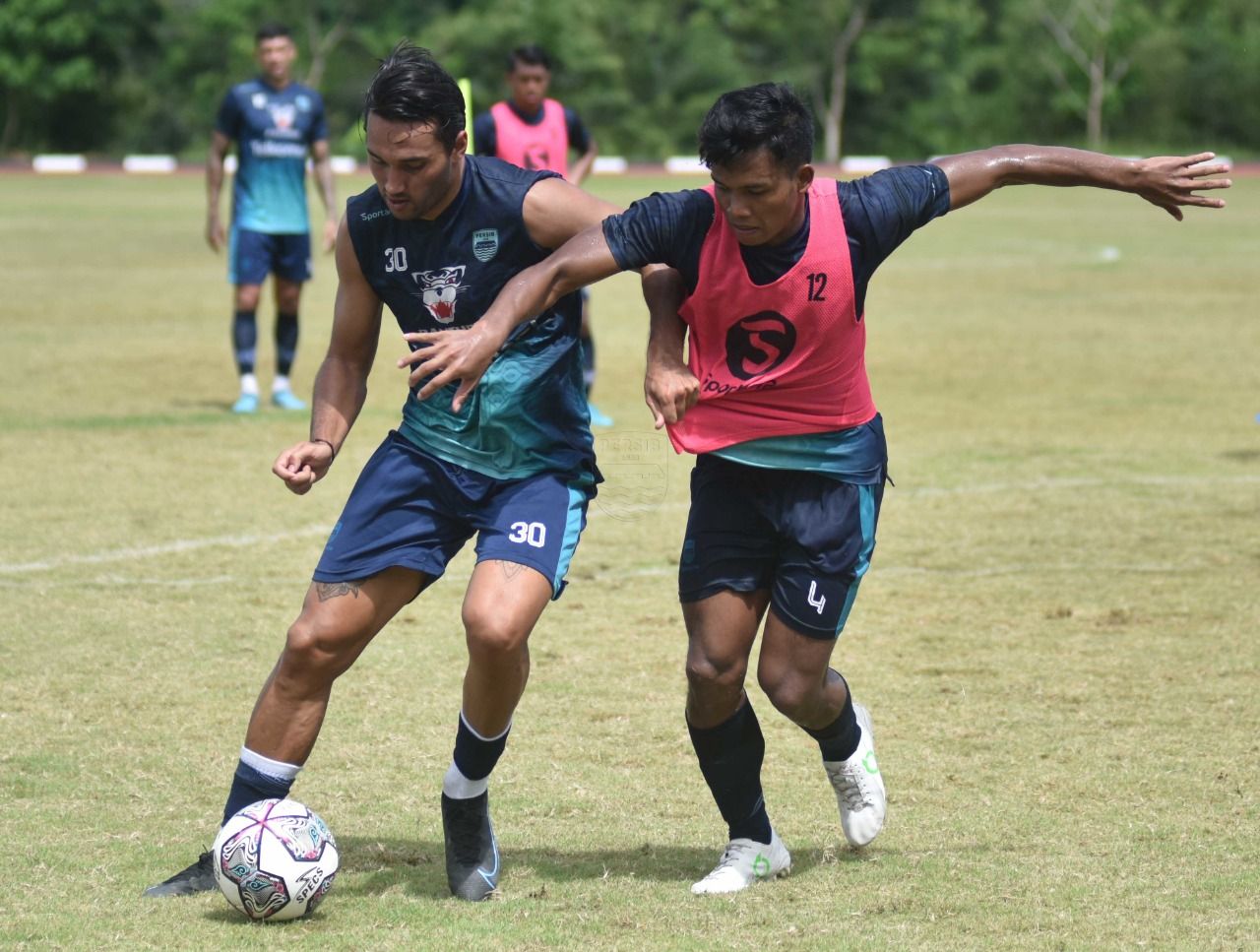 Ezra Walian saat berebut bola dengan Bayu M Fiqri pada pemusatan latihan Persib Bandung yang berlangsung di Batam, Kepulauan Riau.