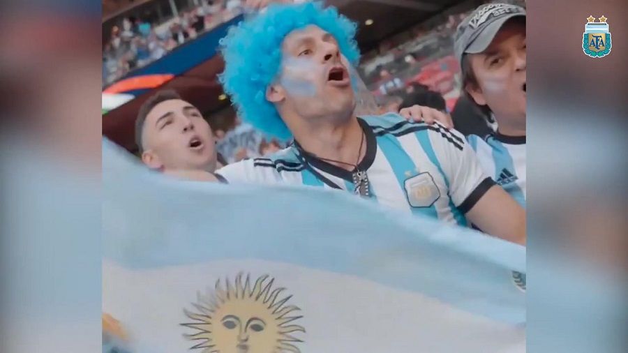 Salah satu ekspresi kegembiraan fans Argentina di Stadion Wembley, 1 Juni 2022 lalu.