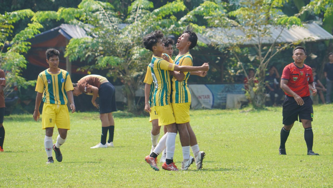 Selebrasi pemain Bogor City usai mencetak gol ke gawang RMD pada lanjutan Liga TopSkor U-17 2022