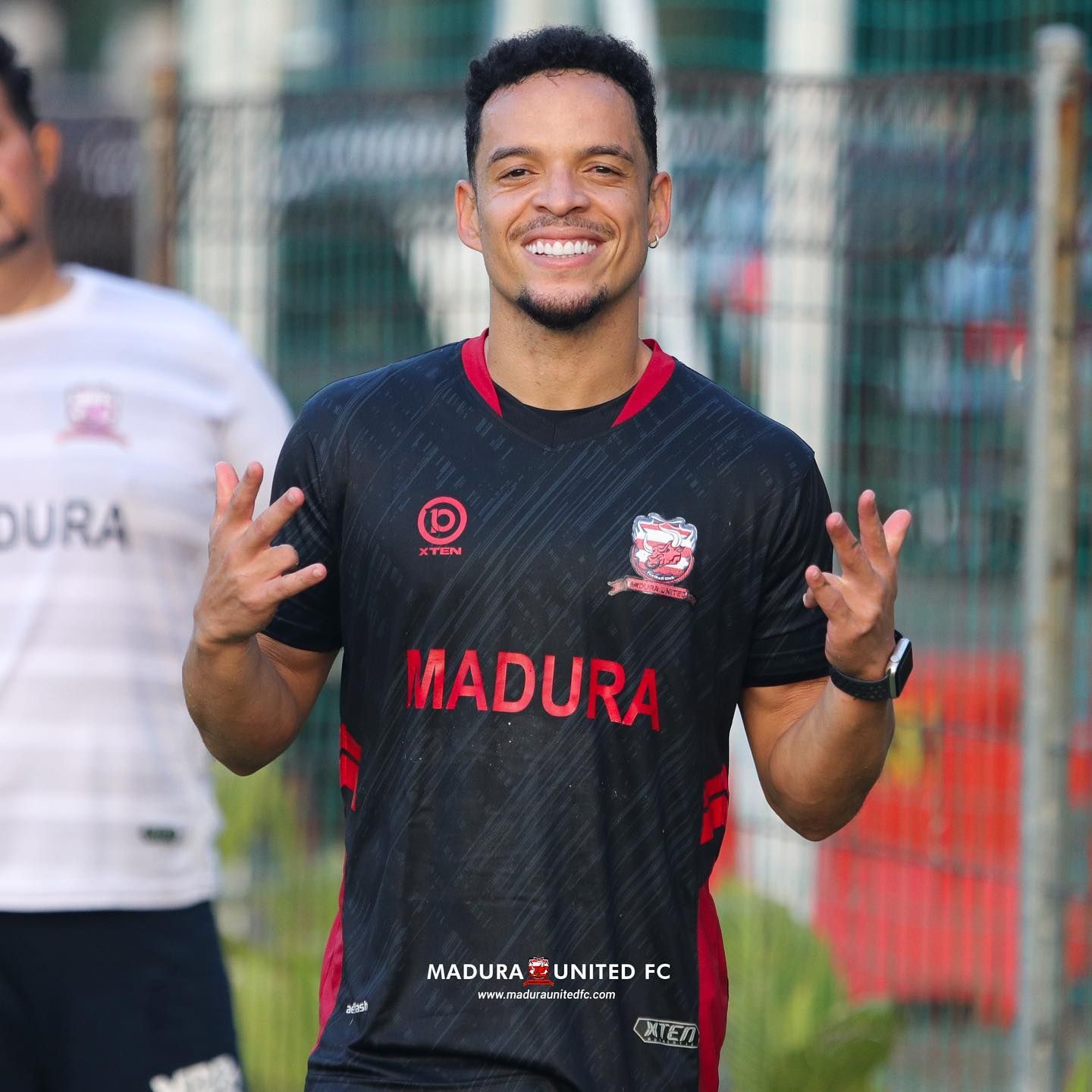 Striker asing Madura United bernama Luiz Marcelo Morais dos Reis alias Lulinha.