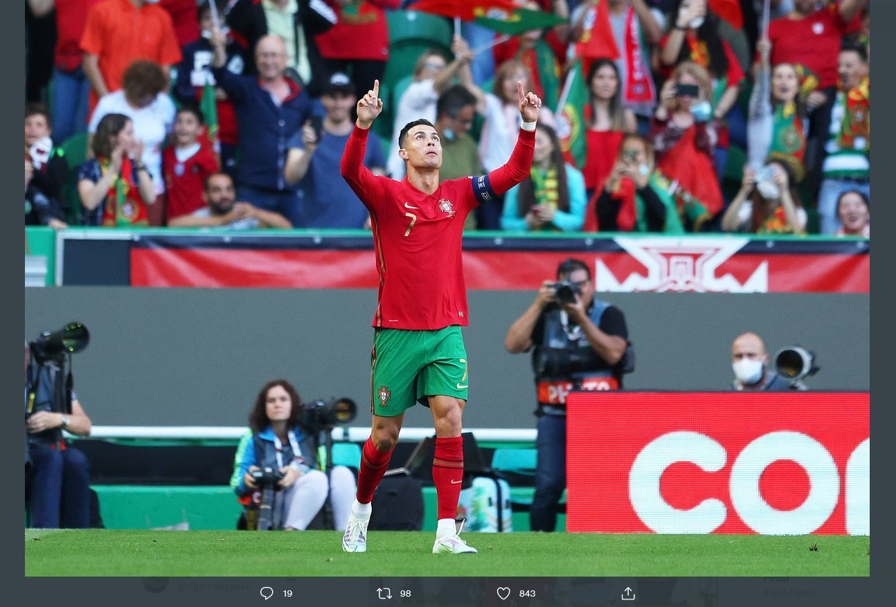 Cristiano Ronaldo mencetak gol untuk Portugal ke gawang Swiss pada laga UEFA Nations League, Senin (6/6/2022) dini hari WIB.