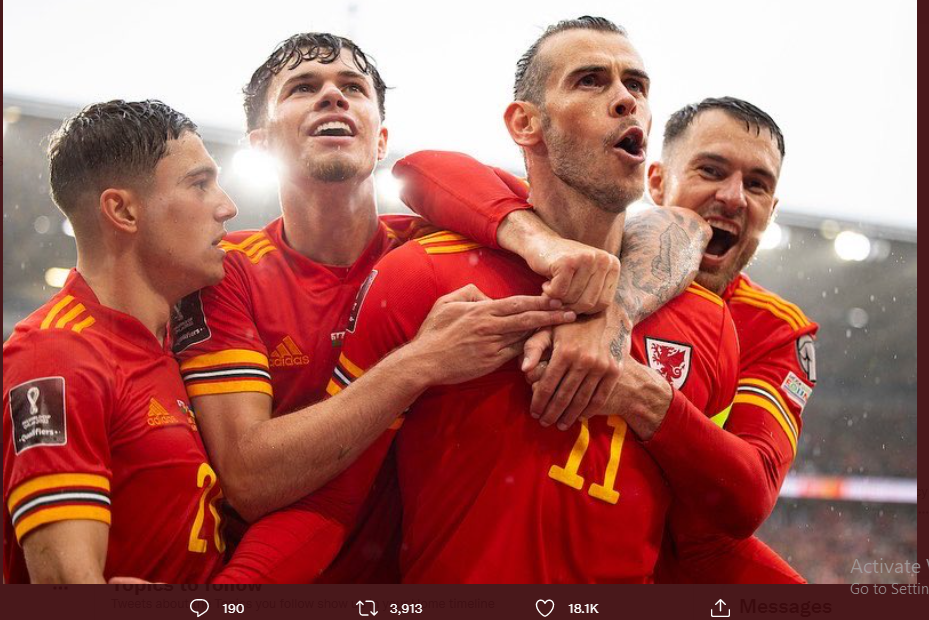 Gareth Bale (tengah) dan rekan-rekannya merayakan sukses Wales tembus Piala Dunia 2022 di Qatar.