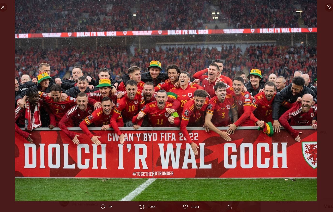Para pemain Wales merayakan kelolosan ke Piala Dunia 2022 setelah mengalahkan Ukraina di babak Playoff.