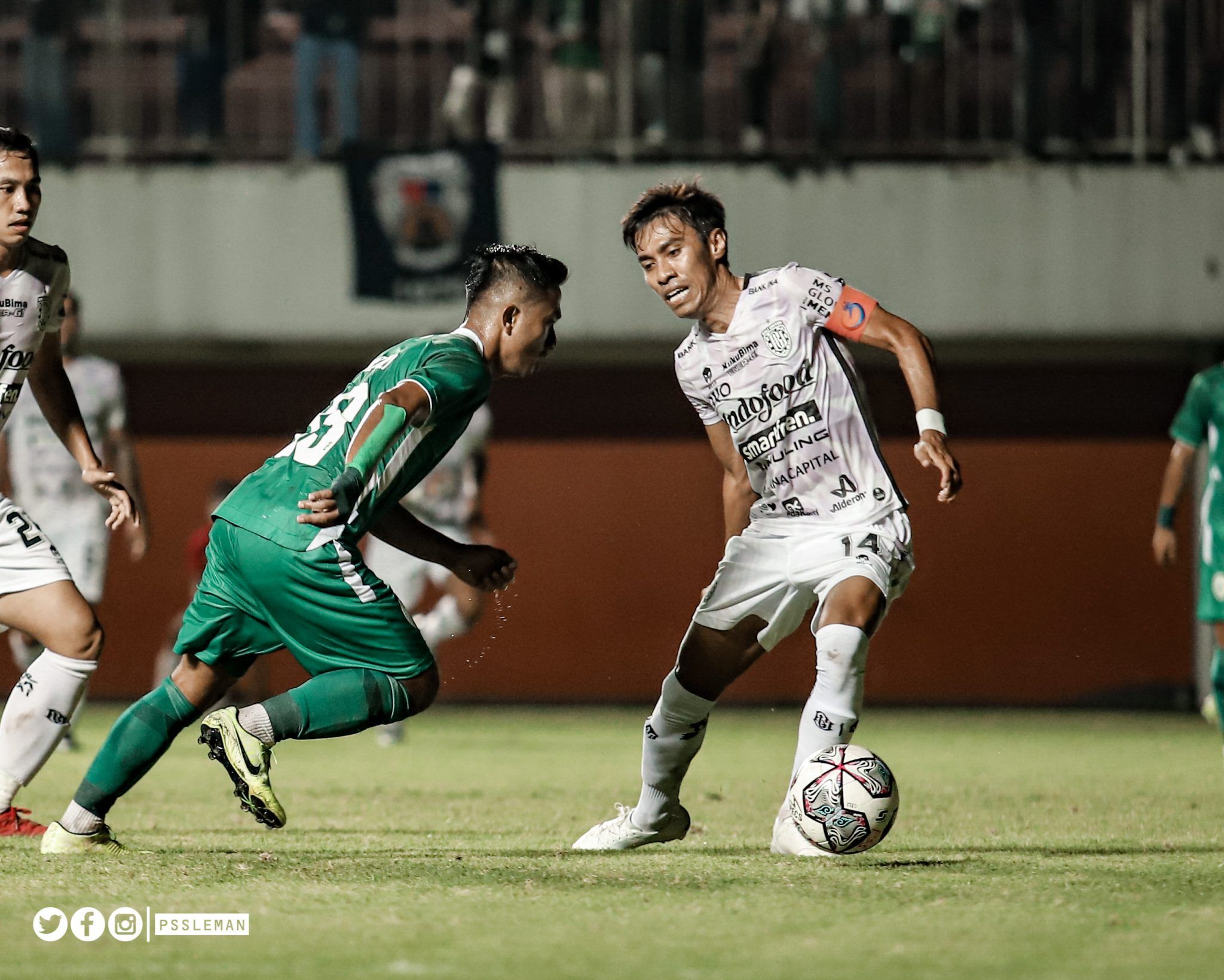 Hambali Tholib saat berhadapan dengan Fadil Sausu pada laga uji coba antara PSS Sleman versus Bali United di Stadion Maguwoharjo, Sleman, Sabtu (4/6/2022).