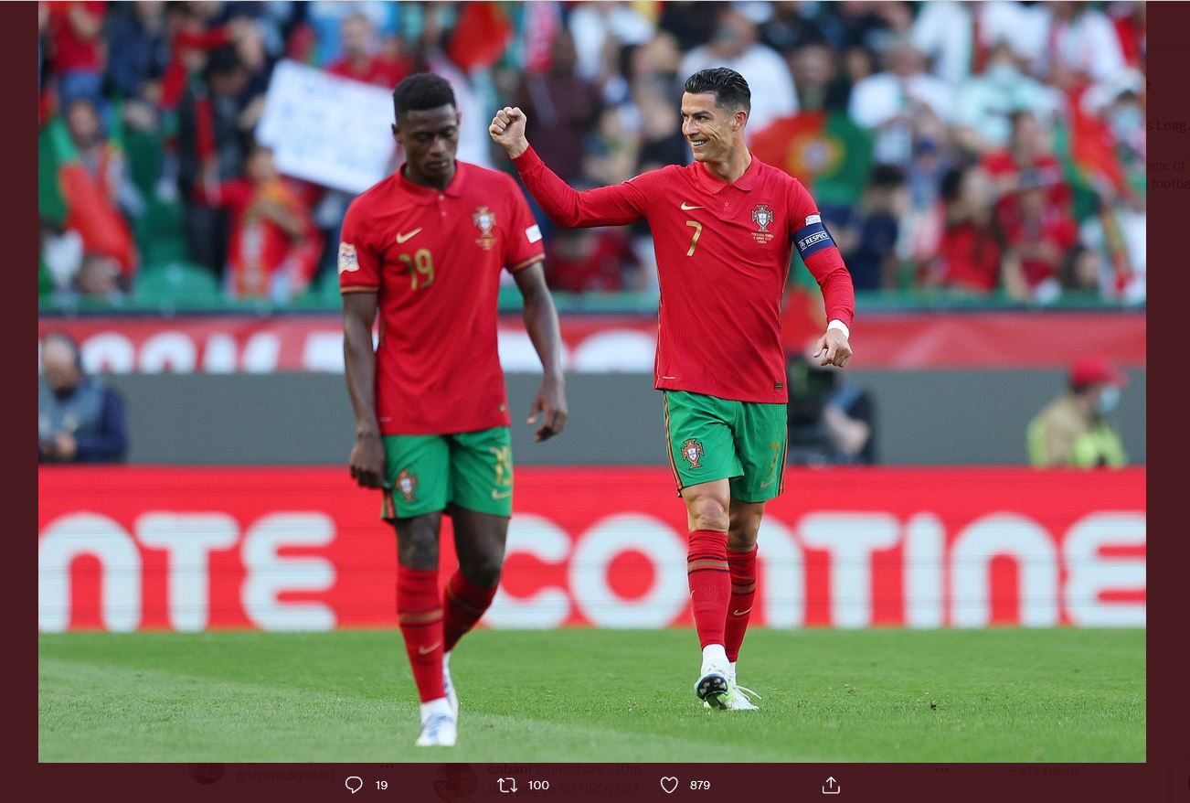 Cristiano Ronaldo (kanan) merayakan gol ke gawang Swiss di ajang UEFA Nations League, Senin (6/6/2022) dini hari WIB.