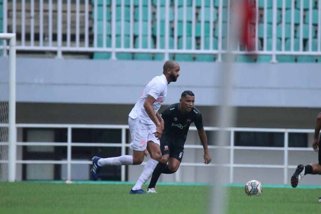 Duo pemain asli Brasil, bek Persikabo, Lucas Gama (putih) dan striker naturalisasi Madura United, Alberto Goncalves dalam uji coba di Stadion Pakansari, Kabupaten Bogor, 7 Juni 2022.