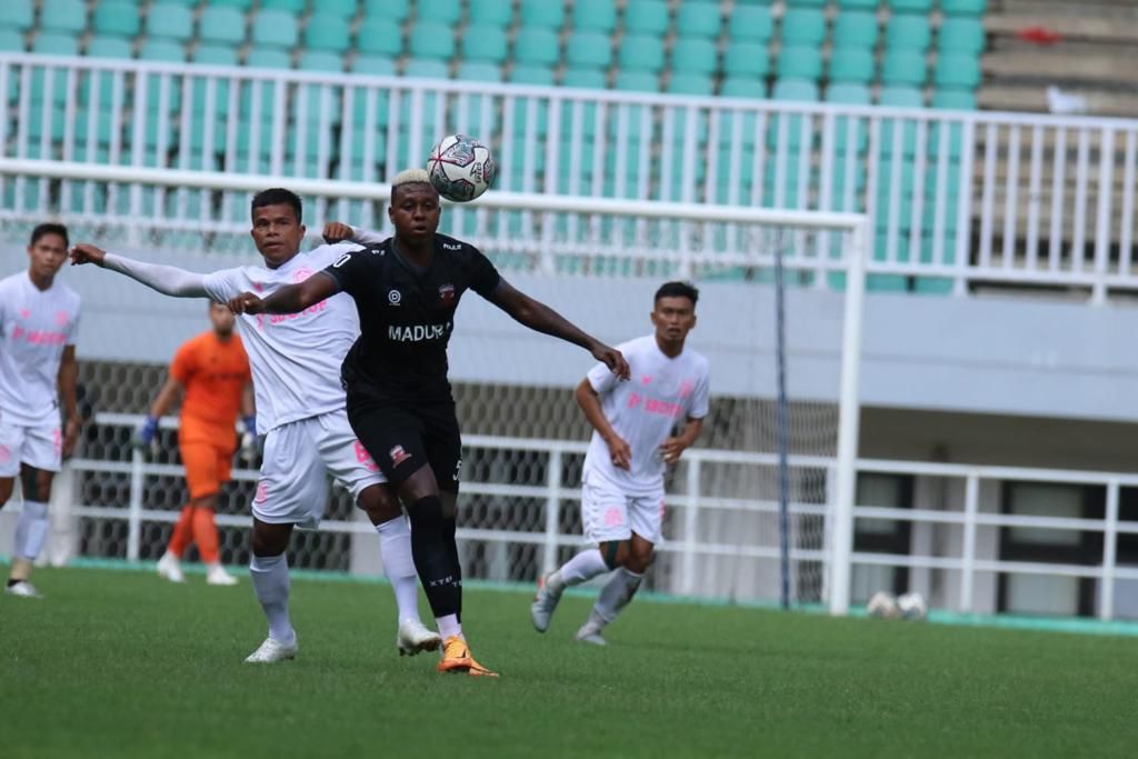 Bek Persikabo, Manahati Lestusen(putih) mencoba merebut bola dari gelandang Madura United asal Brasil, Hugo Gomes alias Jaja dalam uji coba di Stadion Pakansari, Kabupaten Bogor, 7 Juni 2022.