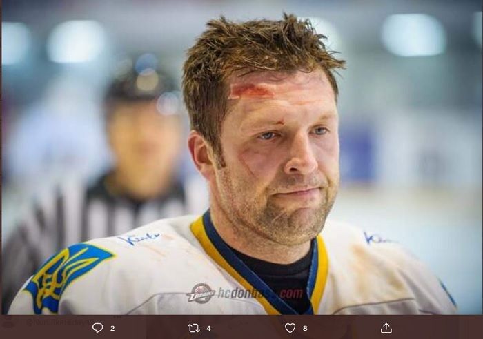 Atlet hoki es Ukraina dan pelatih klub Kharkov, Oleksiy Lazarenko, menyembunyikan 12 anggota tim di rumahnya, termasuk yang asal Rusia dan Belarusia.