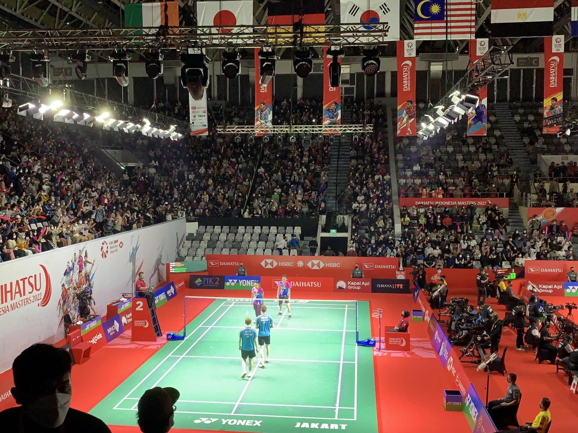 Penonton memadati arena Istora Senayan Jakarta saat menyaksikan pertandingan bulu tangkis Indonesia Masters 2022.