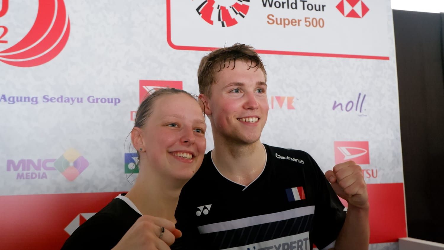 Pasangan ganda campuran Prancis, Thom Gicquel/Delphine Delrue yang menumbangkan unggulan pertama, Dechapol Puavaranukroh/Sapsiree Taerattanachai di Indonesia Masters 2022