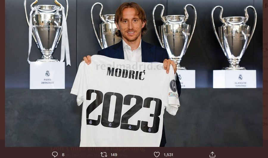 Gelandang Real Madrid, Luka Modric, memperlihatkan kaus bertuliskan 2023 setelah dirinya menandatangani kontrak baru, Rabu (8/6/2022).