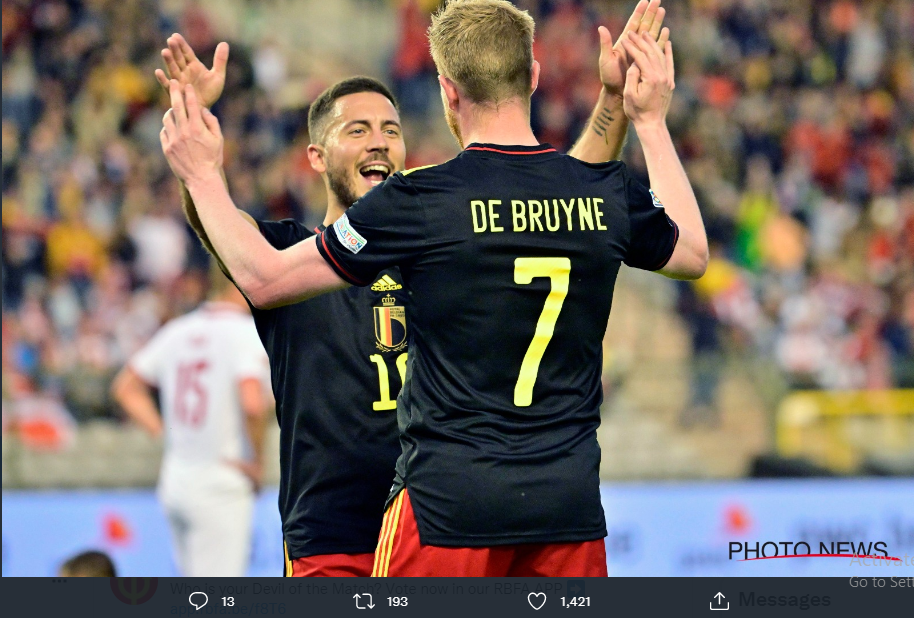 Eden Hazard (kiri) merayakan gol Kevin de Bruyne saat Belgia menang 6-1 atas Polandia di UEFA Nations League 2022-2023.