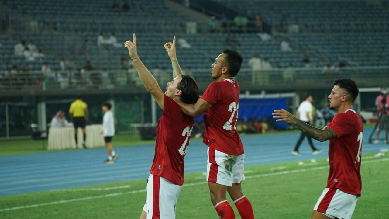 Pemain naturalisasi timnas Indonesia, Marc Klok (kiri) merayakan gol ke gawang Kuwait bersama Irfan Jaya dan Stefano Lilipaly (kanan) dalam laga pertama Grup A putaran ketiga Kualifikasi Piala Asia 2023 di Kuwait City, 8 Juni 2022.