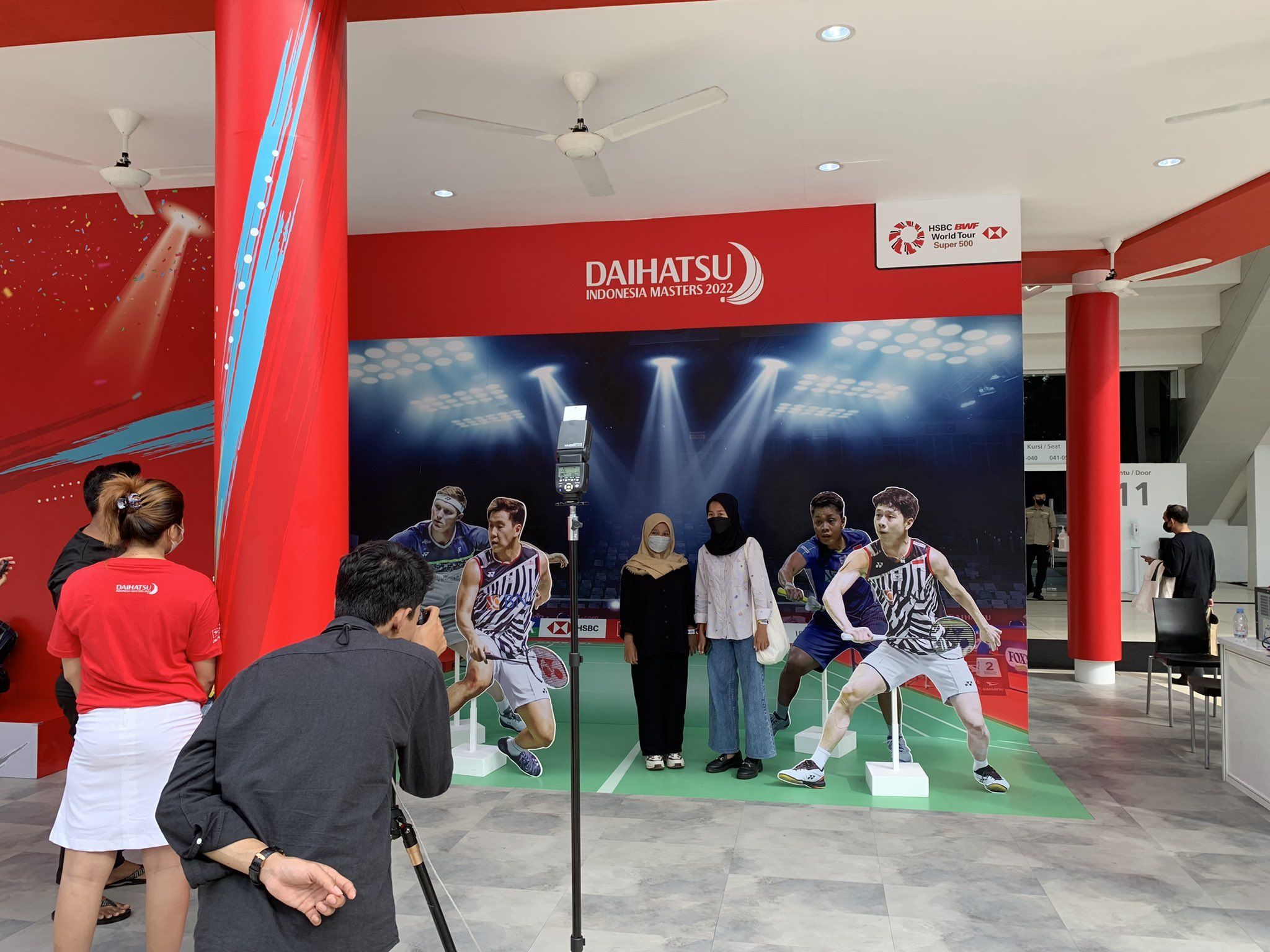 Pengunjung bisa berfoto di photobooth yang disediakan booth Daihatsu saat gelaran Indonesia Masters 2022.