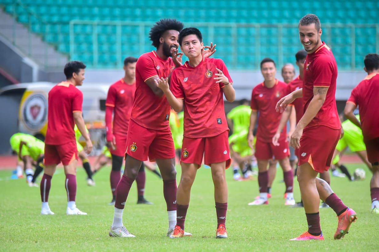 Trio pemain Persik Kediri dari kiri ke kanan adalah Joanderdon, Rendy Juliansyah, dan Arthur Silva dalam sesi latihan di Stadion Patriot, Kota Bekasi pada akhir Mei 2022.
