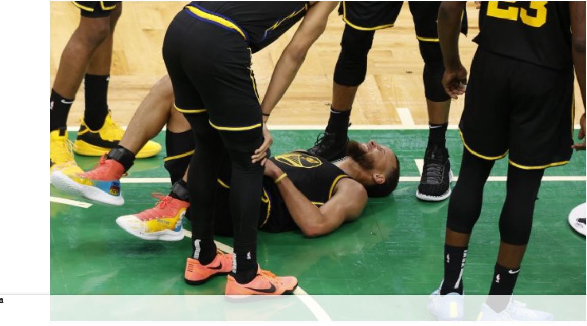 Steph Curry meringis kesakitan pada laga ketiga NBA Finals 2022 antara Golden State Warriors vs Boston Celtics, Kamis (9/6/2022)