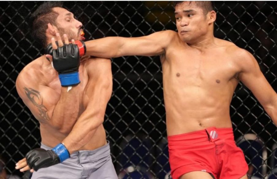 Petarung Indonesia, Jeka Saragih  (merah)di UFC 275 Singapura.
