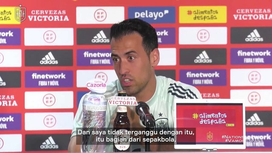 Sergio Busquets saat konferensi pers di timnas Spanyol dan mengomentari terkait isu pemotongan gaji yang akan dilakukan klubnya, Barcelona.