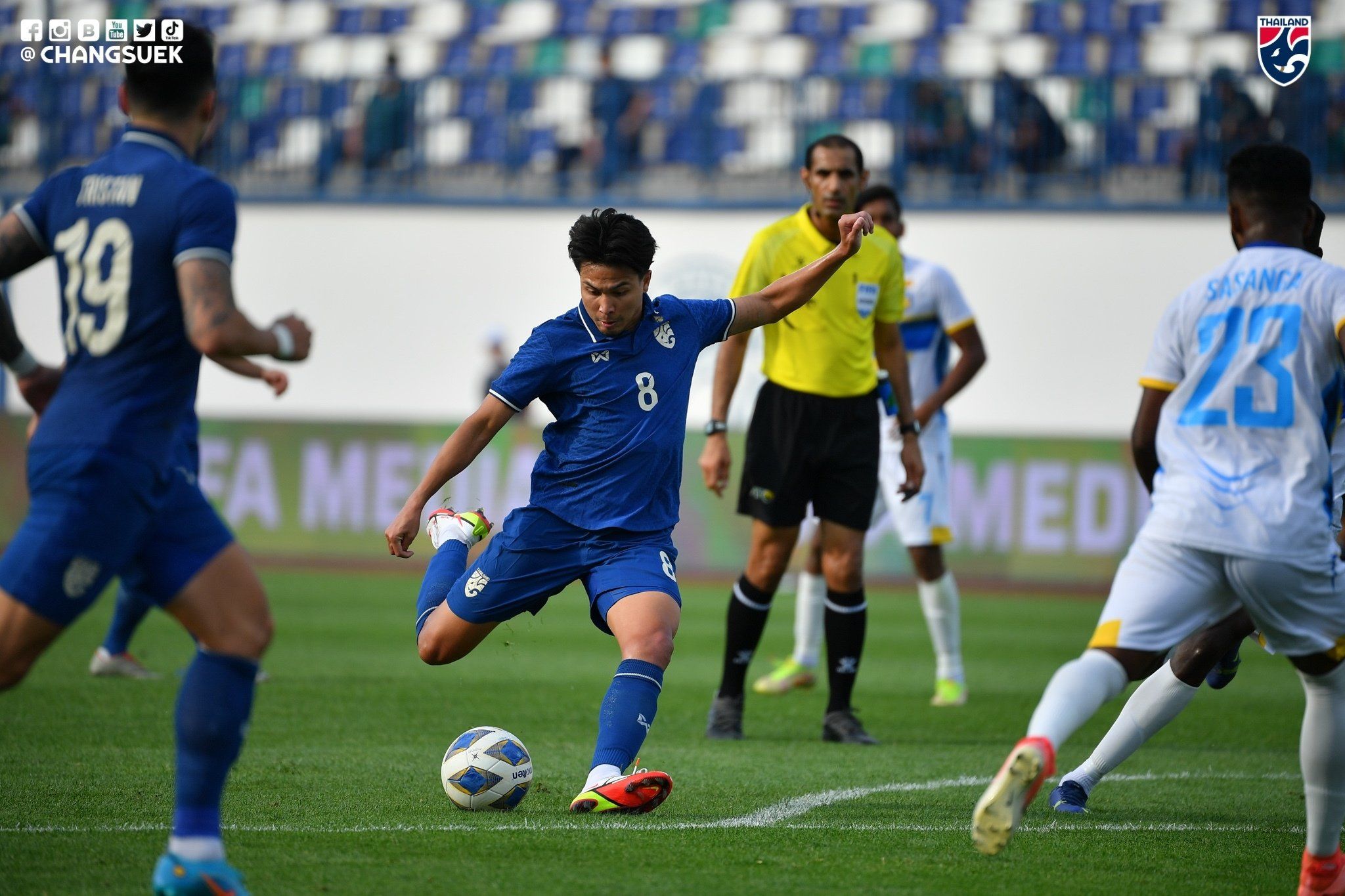 Aksi gelandang timnas Thailand, Thitiphan Puangchan saat menghadapi Srilanka dalam laga Kualifikasi Piala Asia 2023, 11 Juni 2022.
