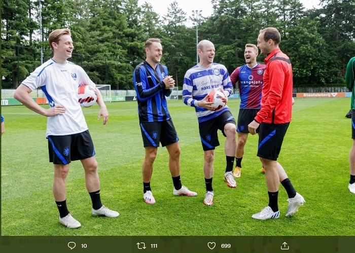 Frenkie De Jong (paling kiri) dan para pemain tim nasional Belanda saling menertawakan penampilan dalam seragam tim amatir mereka pada latihan hari Jumat lalu.