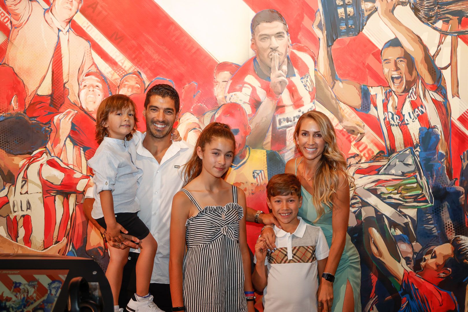 Luis Suarez dan keluarga dalam perpisahan kepada Atletico Madrid.