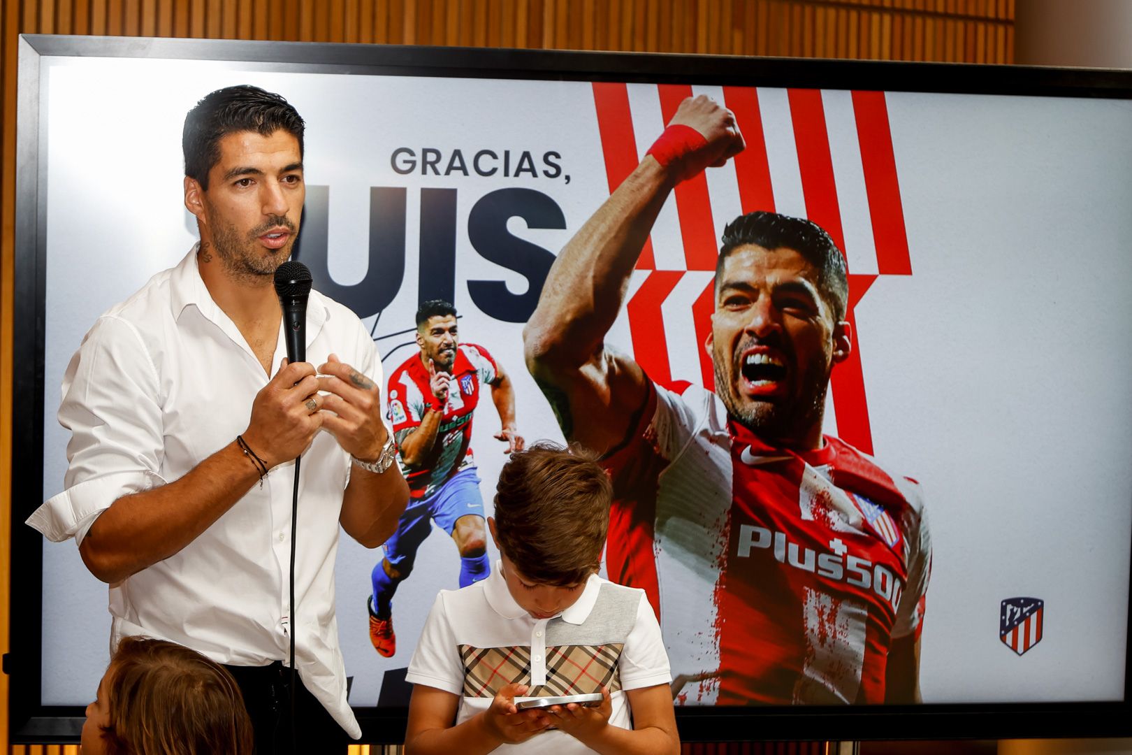 Luis Suarez saat mengucapkan salam perpisahan kepada Atletico Madrid.