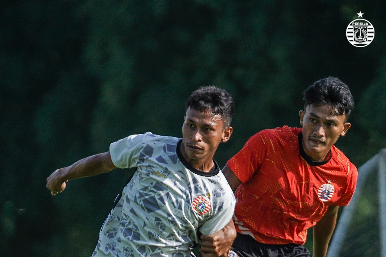 Osvaldo Haay (kiri) saat berebut bola dengan pemain Akademi Persija Jakarta pada laga uji coba yang berlangsung di Nirwana Park, Bojongsari, Sabtu (12/6/2022).