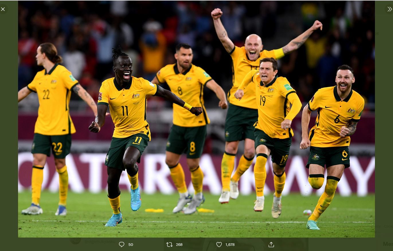 Skuad Australia merayakan kelolosan ke Piala Dunia 2022 setelah mengalahkan Peru.