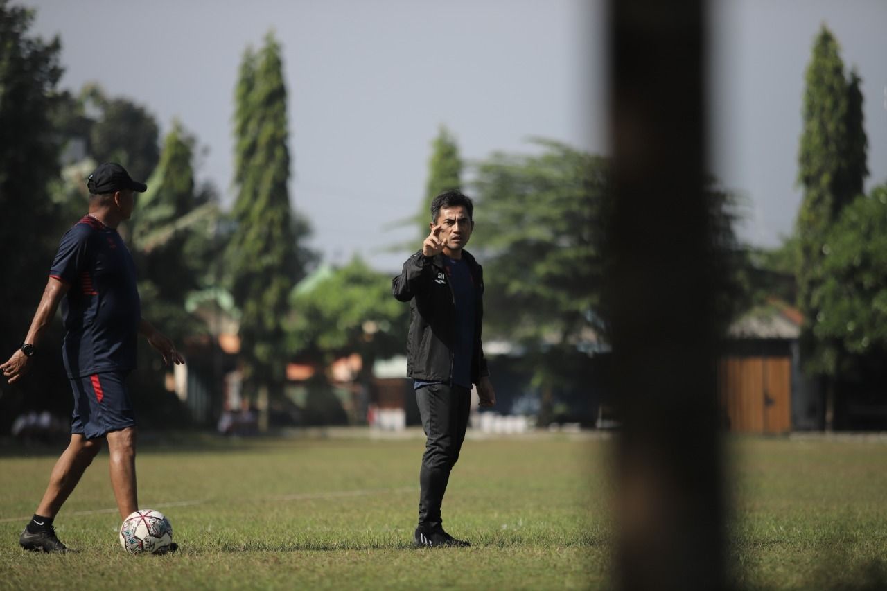 Seto Nurdiyantoro saat memimpin sesi latihan PSS Sleman di Lapangan Gendongan, Surakarta, Selasa (14/6/2022), jelang laga kedua Grup A Piala Presiden 2022 melawan Persita Tangerang.