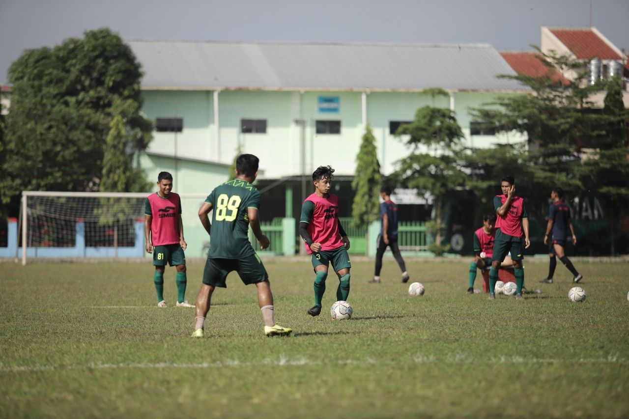 Para pemain PSS Sleman menggelar latihan di Lapangan Gendongan, Surakarta, Selasa (14/6/2022), untuk persiapan menghadapi laga kedua Grup A Piala Presiden 2022 melawan Persita Tangerang.