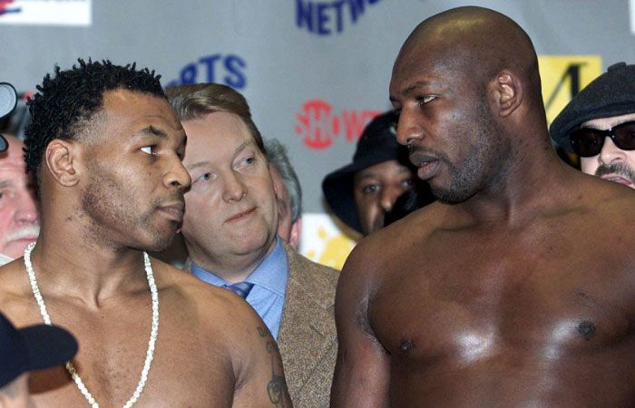 Julius Francis (kanan) memenangkan 23 dari 48 pertarungannya dan terkenal kalah dari legenda tinju Tyson pada tahun 2000 di Manchester.