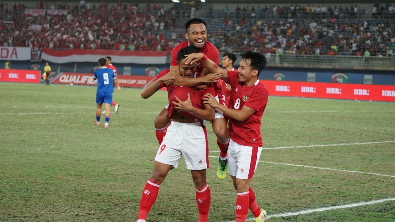 Dimas Drajad merayakan gol dengan dirangkul Saddil Ramdani dari belakang dan diusap kepalanya oleh Witan Sulaeman saat timnas Indonesia menang 7-0 atas Nepal pada laga pamungkas Grup A putaran ketiga Kualifikasi Piala Asia 2023 di Kuwait, 15 Juni 2022 dini hari WIB.
