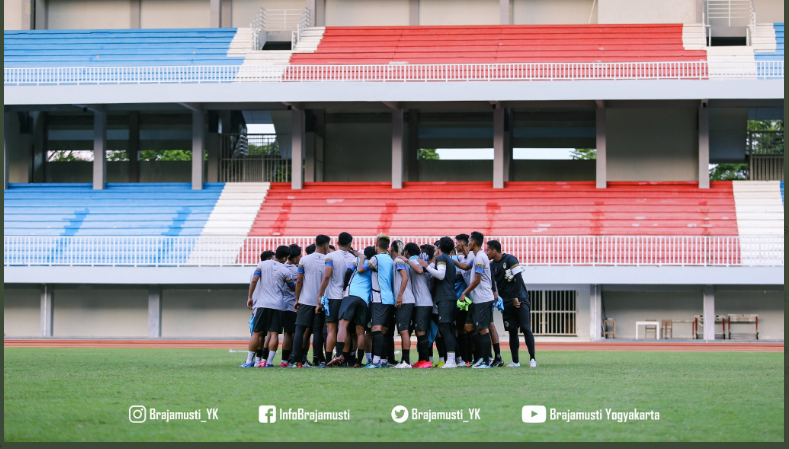 Para pemain PSIM Yogyakarta dalam latihan perdana mereka menyongsong Liga 2 musim baru di Stadion Mandala Krida, Kota Yogyakarta pada 4 Juni 2022.