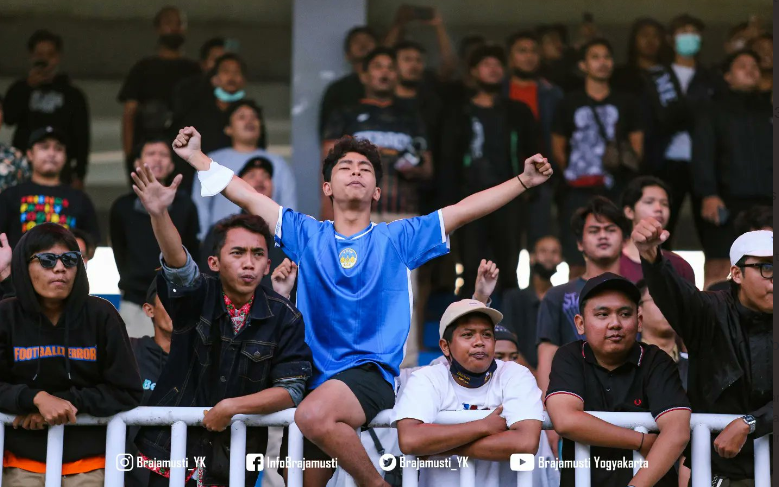 Suporter PSIM Yogyakarta menyaksikan latihan perdana tim kesayangan mereka menyongsong Liga 2 musim baru langsung dari tribune Stadion Mandala Krida, Kota Yogyakarta pada 4 Juni 2022.
