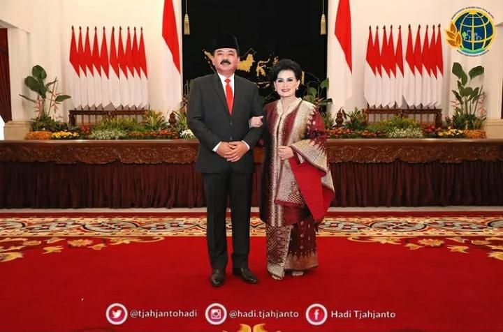 Hadi Tjahjanto dan Istri berfoto usai diresmikan sebagai Menteri ART/BPN oleh Presiden Joko Widodo di Istana Negara, Jakarta, Rabu (15/6/2022).  