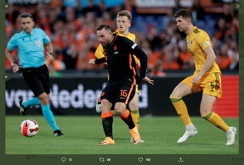 Aksi Vincent Janssen (depan) pada Belanda vs Wales di ajang UEFA Nations League, Rabu (15/6/2022) dini hari WIB. 