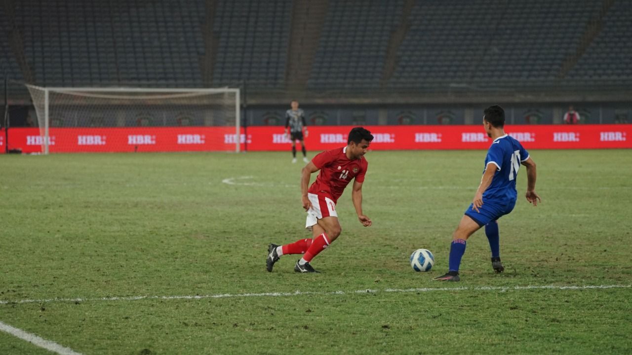 Aksi bek timnas Indonesia, Asnawi Mangkualam Bahar (kiri) yang mencoba melewati pilar Nepal dalam laga pamungkas Grup A putaran ketiga Kualifikasi Piala Asia 2023 di Kuwait, 15 Juni 2022 dini hari WIB.