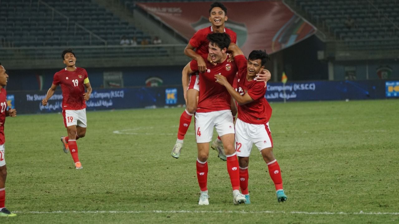 Elkan Baggott merayakan gol dengan menggendong Marselino Ferdinan sambil dirangkul Pratama Arhan saat timnas Indonesia menang 7-0 atas Nepal pada laga pamungkas Grup A putaran ketiga Kualifikasi Piala Asia 2023 di Kuwait, 15 Juni 2022 dini hari WIB.