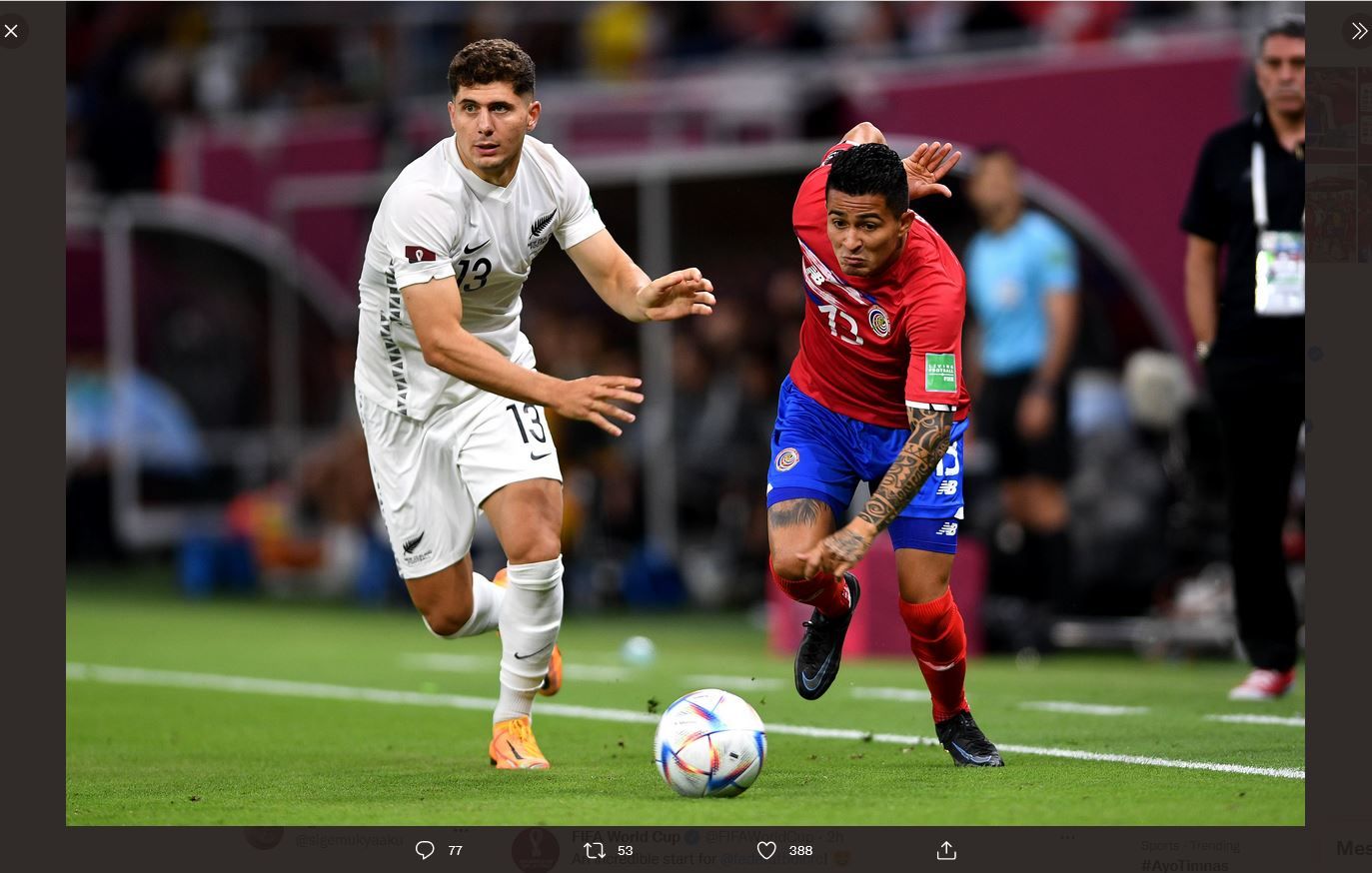 Pemain Selandia Baru, Liberato Cacace (kiri), berebut bola dengan pemain Kosta Rika (Gerson Torres) di playoff Piala Dunia 2022, Rabu (15/6/2022) dini hari WIB.