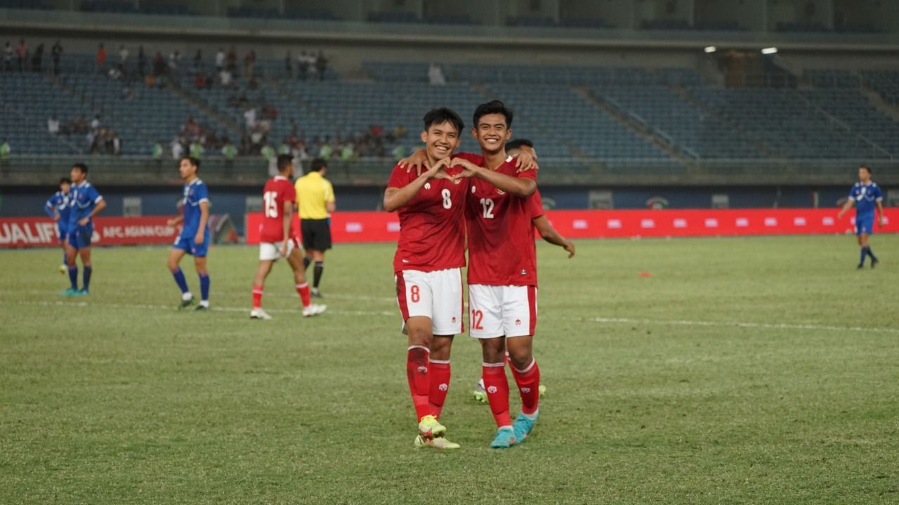 Duo Witan Sulaeman (kiri) dan Pratama Arhan merayakan gol untuk skuad Garuda saat timnas Indonesia menang 7-0 atas Nepal pada laga pamungkas Grup A putaran ketiga Kualifikasi Piala Asia 2023 di Kuwait, 15 Juni 2022 dini hari WIB.