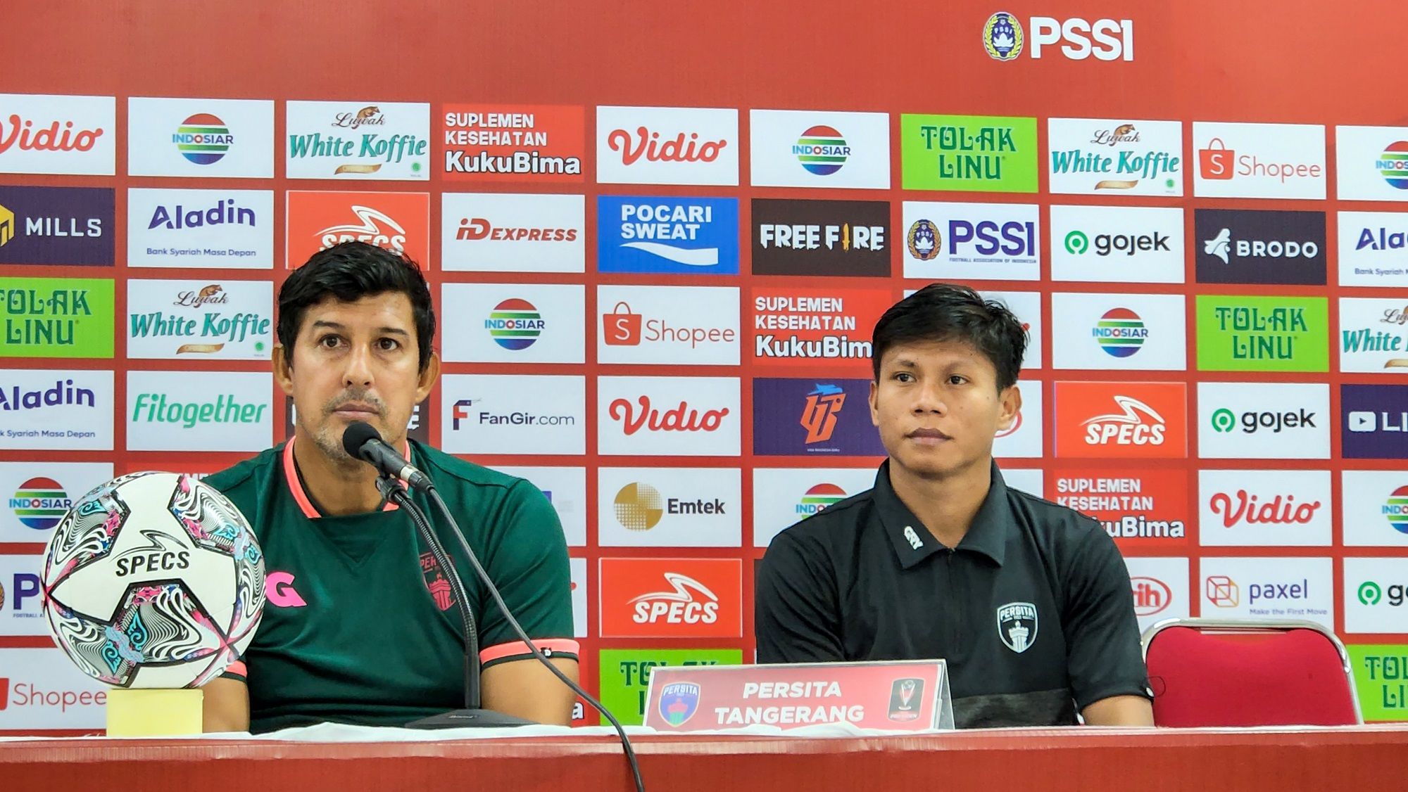 Pelatih Persita, Alfredo Vera, menjawab pertanyaan wartawan dalam sesi konferensi pers pascalaga menghadapi PSS Sleman, Kamis (16/6/2022).