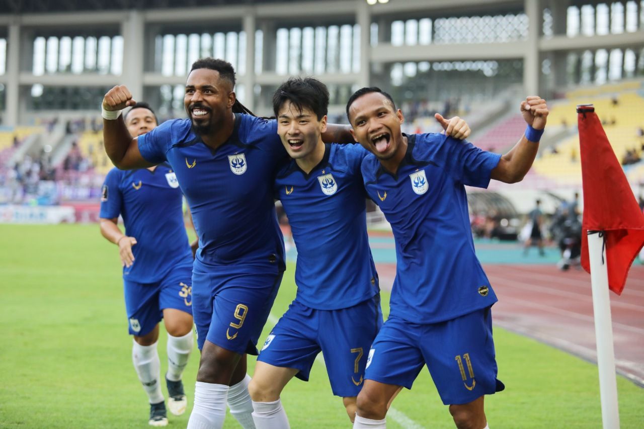 Selebrasi tiga pencetak gol PSIS Semarang ke gawang Persita yaitu Carlos Fortes, Taisei Marukawa, dan Oktafianus Fernando (dari kiri ke kanan) dalam laga Piala Presiden 2022, 13 Juni 2022.