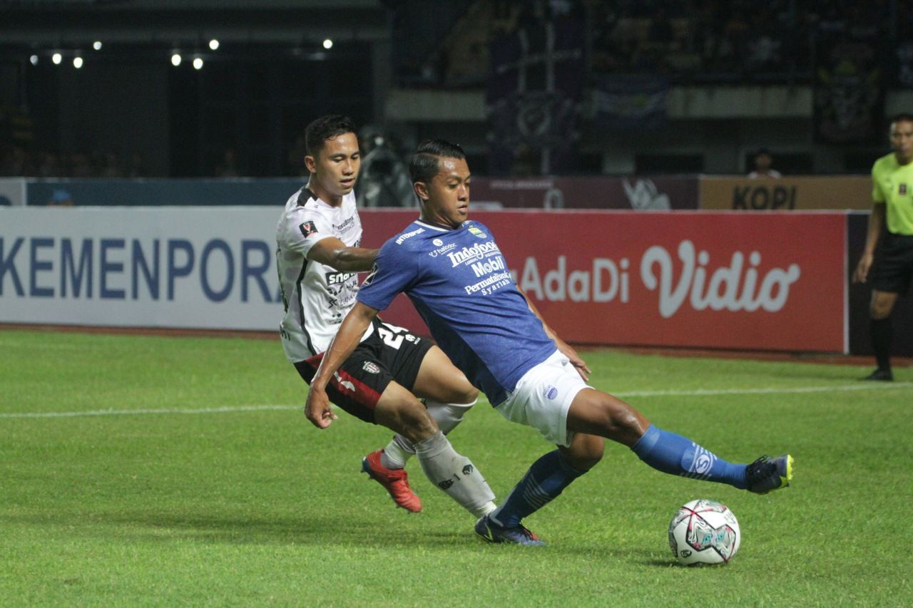 Bek Bali United, Ricky Fajrin mencoba menghadang aksi pemain Persib, Febri Hariyadi dalam laga pertama Grup C Piala Presiden 2022, 12 Juni 2022.