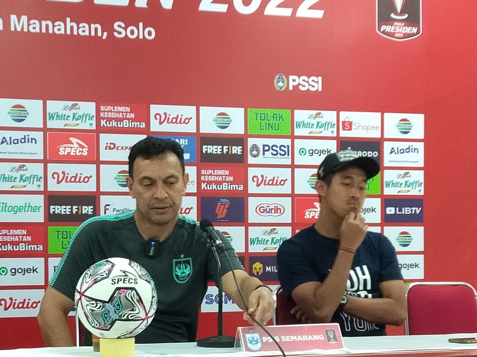 Pelatih PSIS Semarang, Sergio Alexandre (kiri) dalam konferensi pers pascalaga melawan Dewa United, Jumat (17/6/2022).